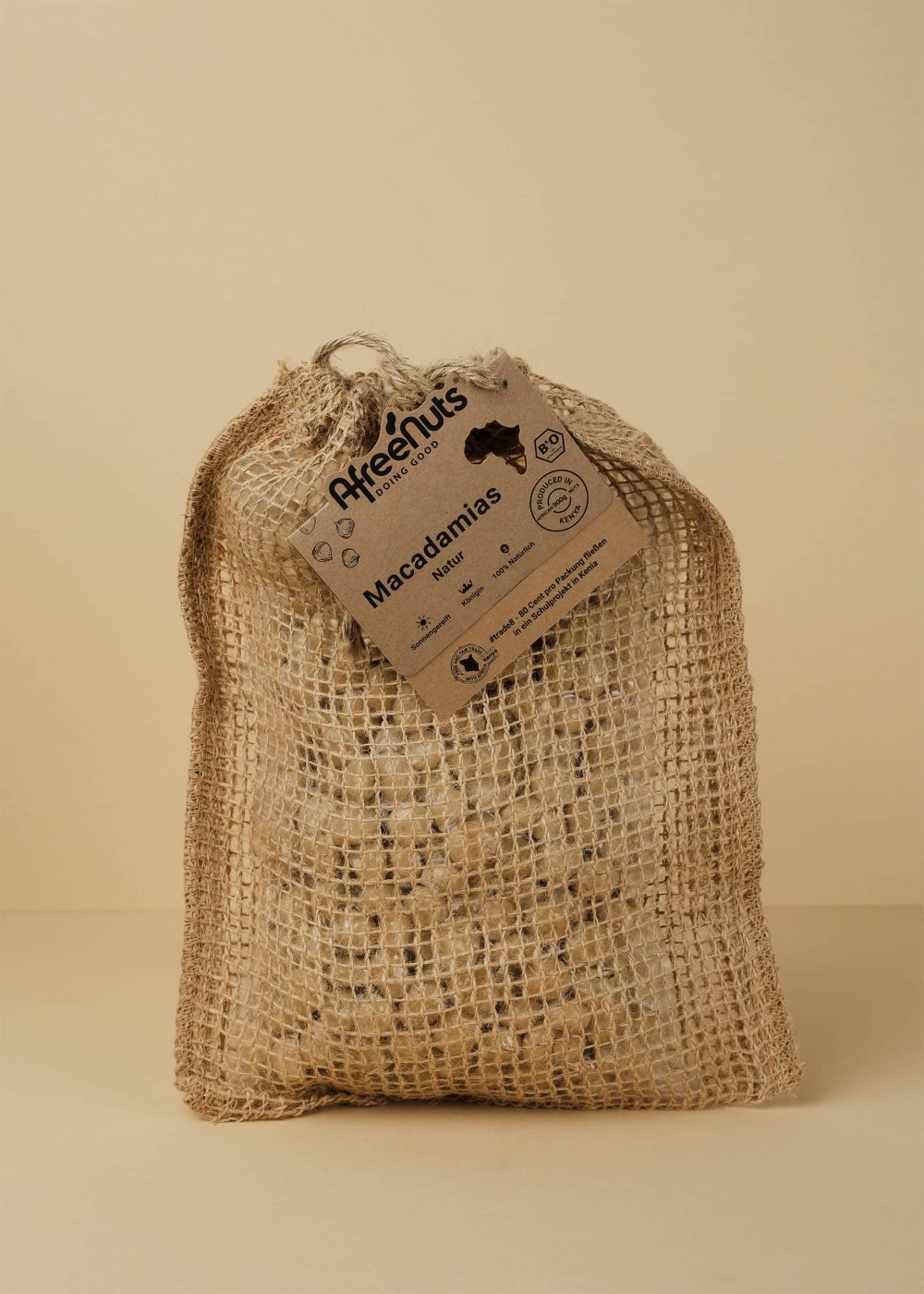 <div class='s1' style='color:#000;font-size:34px;'>Premium Bio-Macadamias</div><span class='s2' style='font-size:42px;color:#6BC048;font-weight:bold;'> MeuteBeute Maxi</span><br><div class='s5' style='color:#000;font-size:24px;line-height: 2.2;'>Natur</div><div class='s8' style='line-height: 2.2; color:#000 !important'>Inhalt: 900g</div>